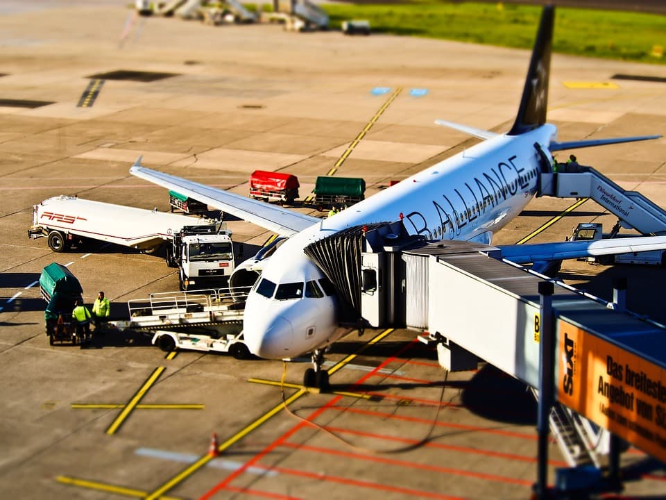 Flugzeug wird am Gate abgefertigt